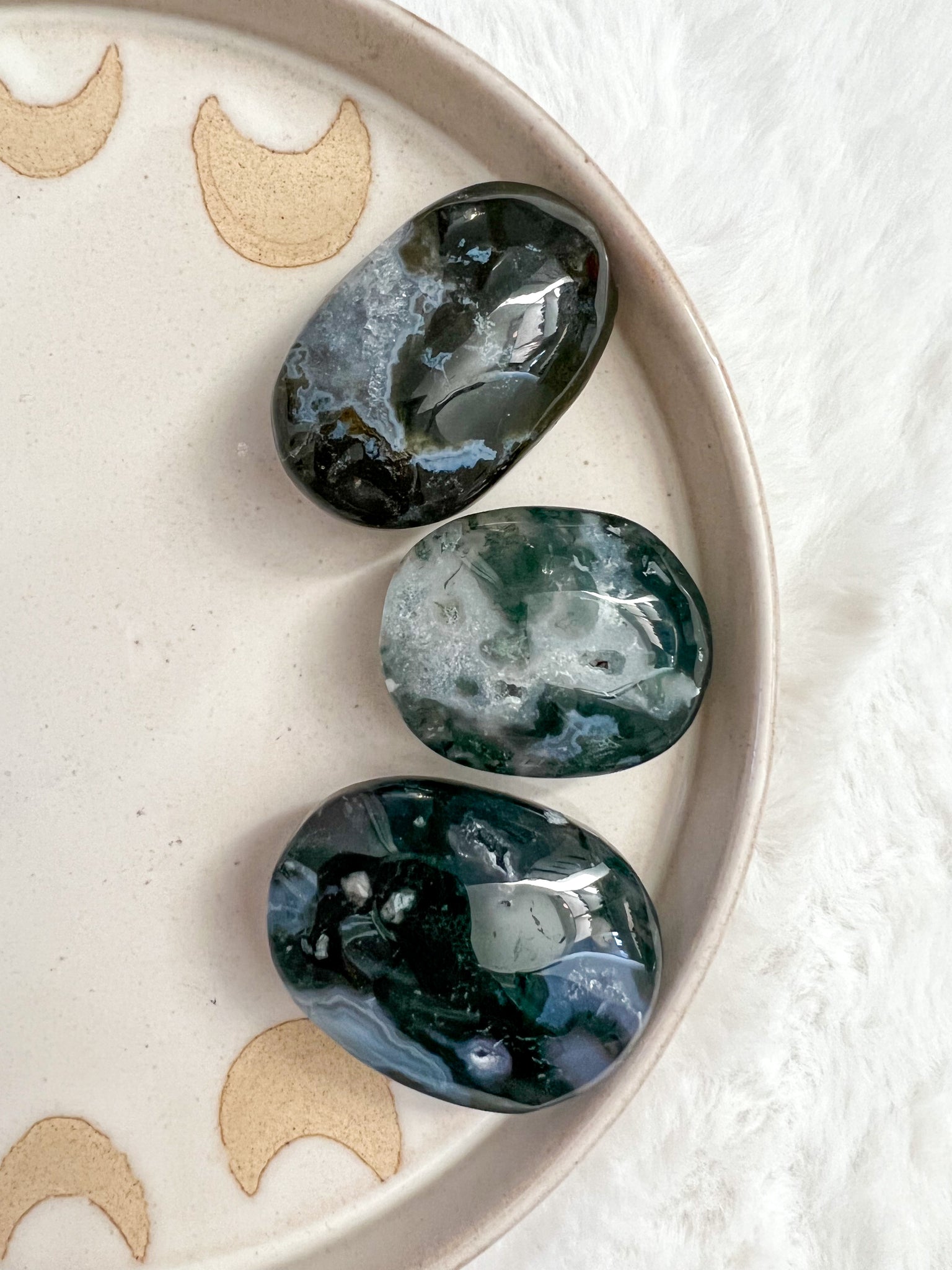 Moss agate palm stones