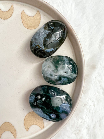 Moss agate palm stones