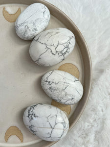 Howlite palms