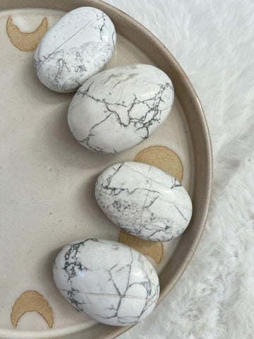 Howlite palms