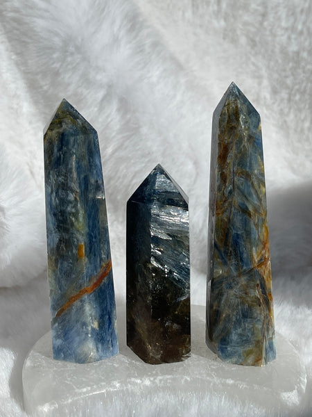 Kyanite points