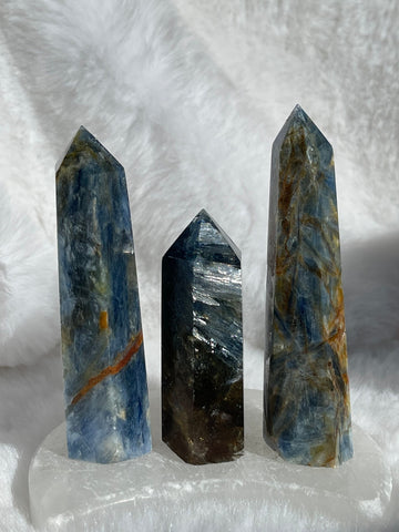 Kyanite points
