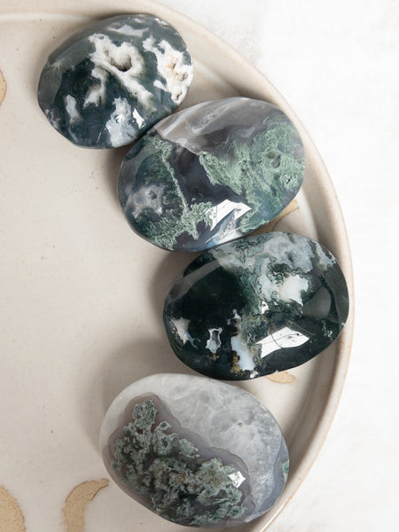 Moss agate palm stones